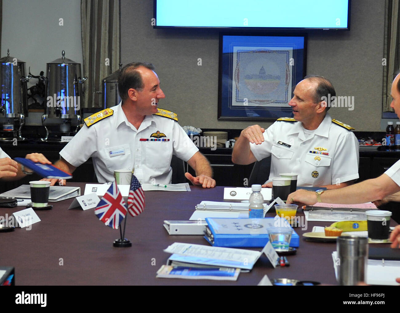 130606-N-ZI511-234.WASHINGTON (June 6, 2013) Chief of Naval Operations (CNO) Adm. Jonathan Greenert meets with First Sea Lord Adm. Sir George Zambellas during United States and United Kingdom staff talks at National Defense University. Greenert and Zambellas along with 30 other U.S. Navy and Royal Navy officers met to discuss issues of mutual concern and the maritime challenges both nations face in the future. (U.S. Navy photo by Chief Mass Communication Specialist Julianne Metzger/Released). Chief of U.S. Naval Operations Adm. Jonathan Greenert, right, speaks with British Royal Navy First Sea Stock Photo