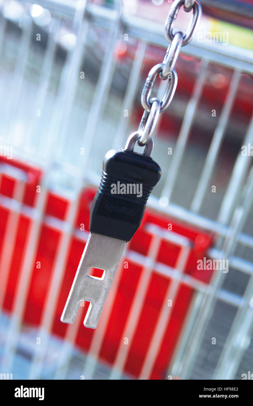 Shopping cart, chain lock Stock Photo Alamy