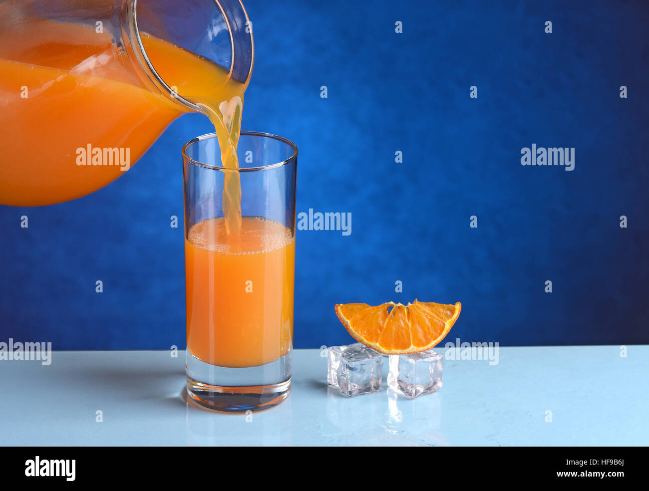 pouring orange juice in glass beaker Stock Photo Alamy