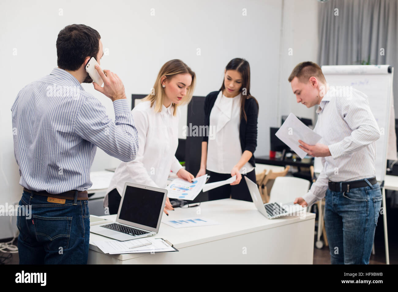 Business people team paperwork hi-res stock photography and images - Alamy