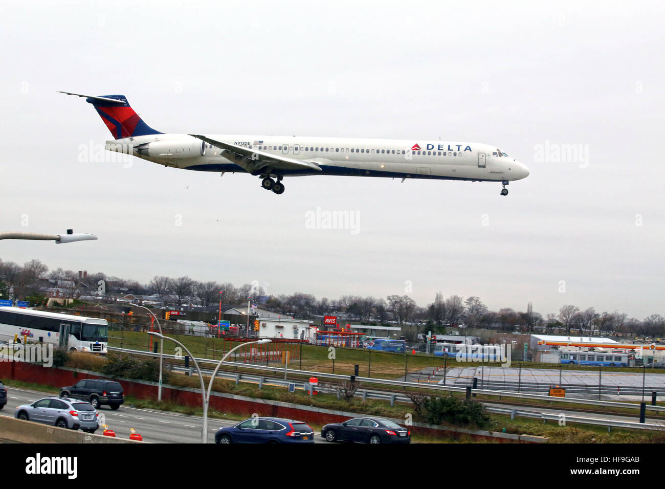 Airplane approaching Laguardia Airport over the Grand Central Parkway, New York, NY, USA Stock Photo