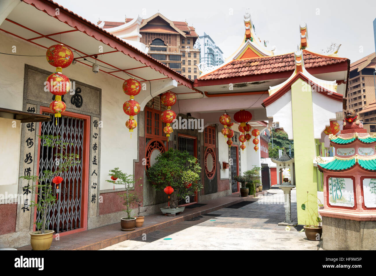 The entrance to the Jalan Imbi Chinese Temple in Kuala Lumpur Stock Photo