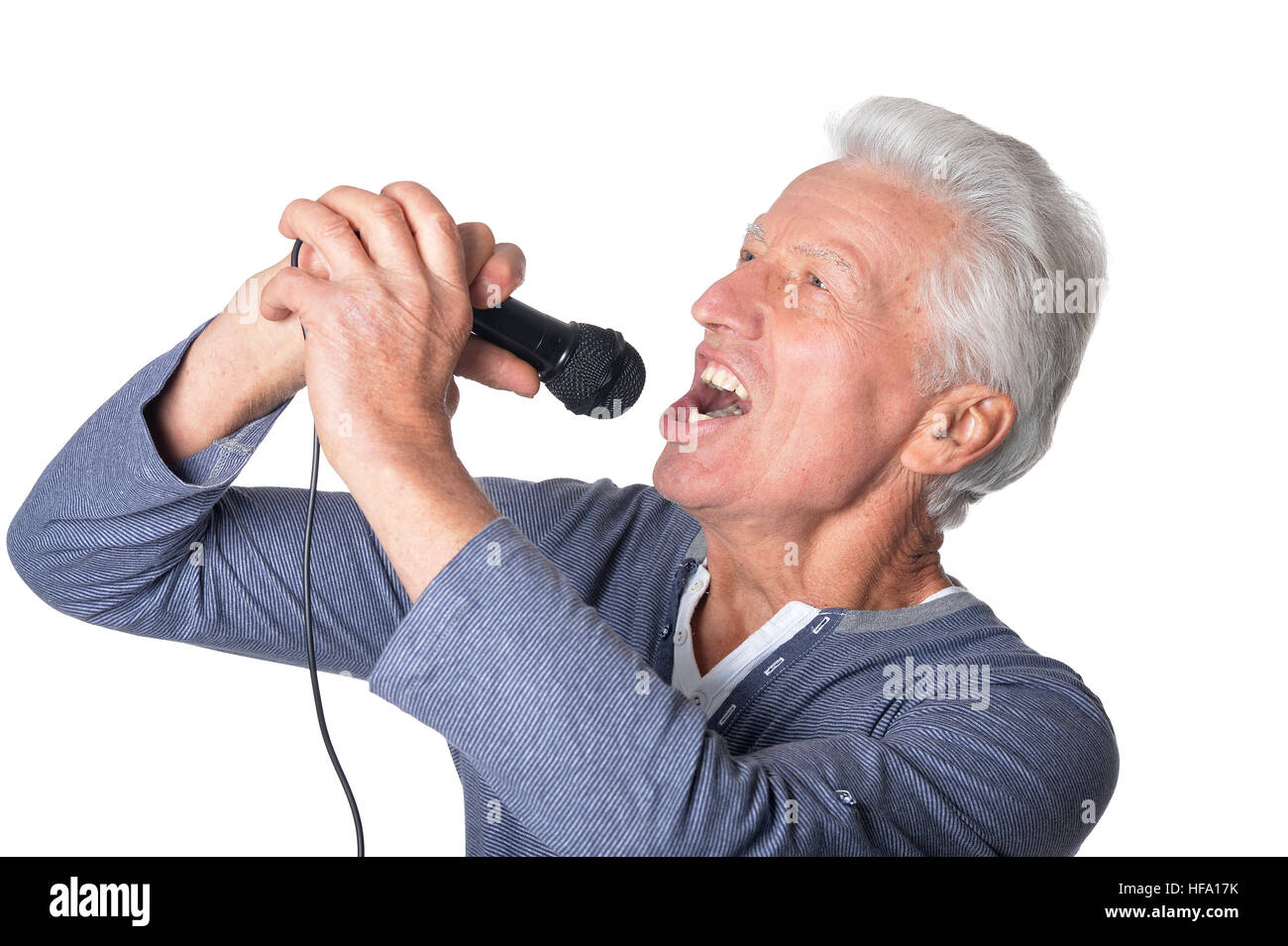 Бабушка с гармошкой. Старики поют. Старик поет песню. Старик поет песню. Пение для пожилых людей.