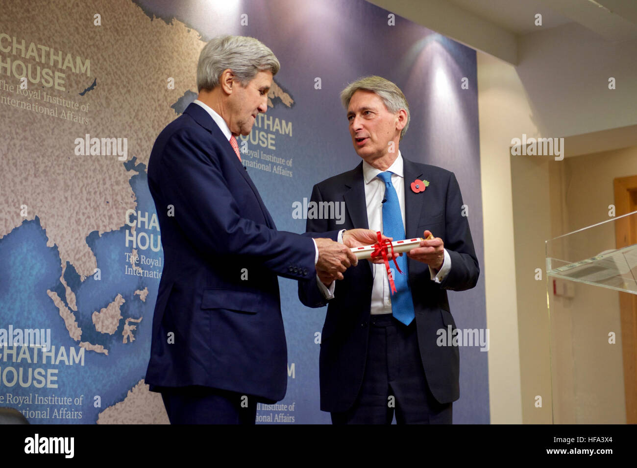 British Chancellor of the Exchequer Philip Hammond presents U.S. Secretary of State John Kerry with the Chatham House Prize in tandem with Iranian Foreign Minister Javad Zarif at the headquarters of the famed international think-tank in London, U.K., on October 31, 2016. Stock Photo