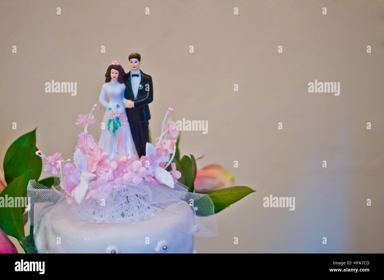 figurines of the bride and groom wedding cake wish all happiness to the newlyweds Stock Photo