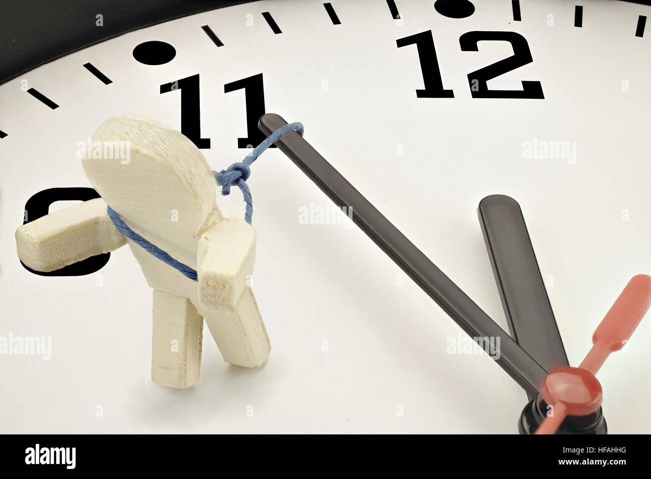 Сменная работа картинки. Against the clock фильм. Work against the clock идиома. Ретро настенные часы бегущий человек. Against the clock.