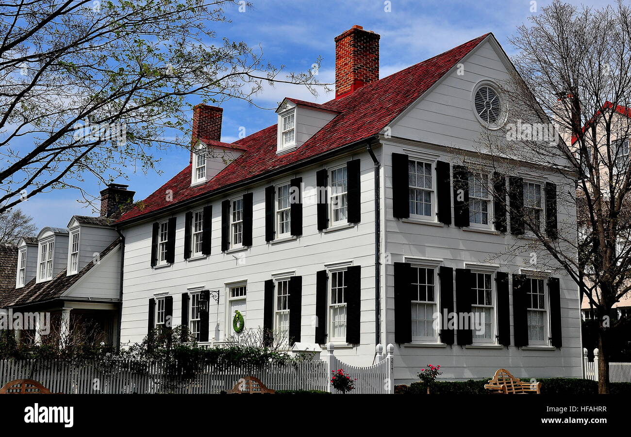 Dormers colonial hi-res stock photography and images - Alamy