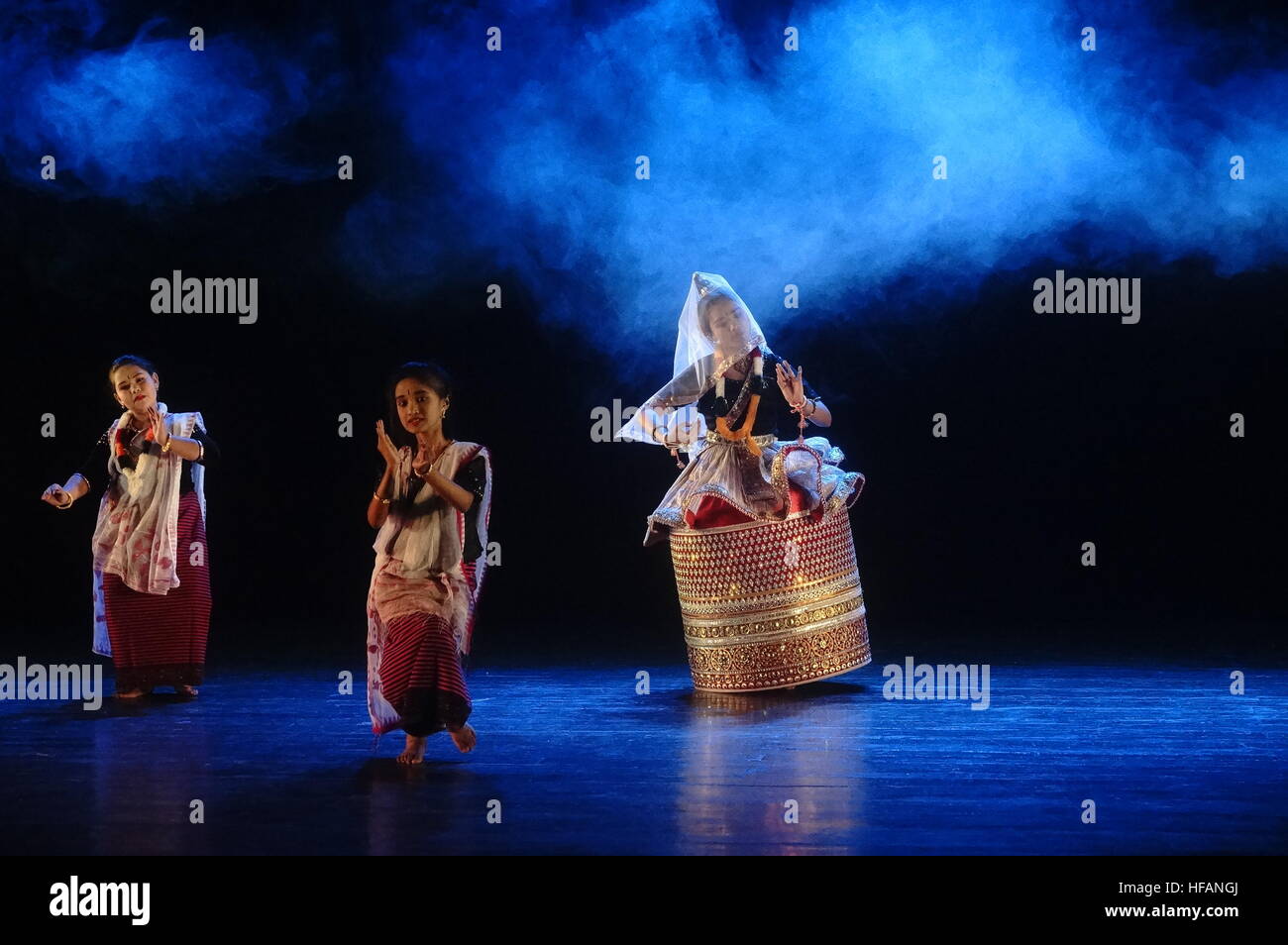 Dhaka, Bangladesh. 28th Dec, 2016. Bangladeshi Manipuri artist