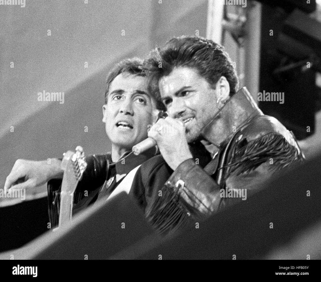 Pop duo Wham partners, Andrew Ridgeley (l) and George Michael, on stage at  Wembley Stadium for their sell-out farewell concert Stock Photo - Alamy