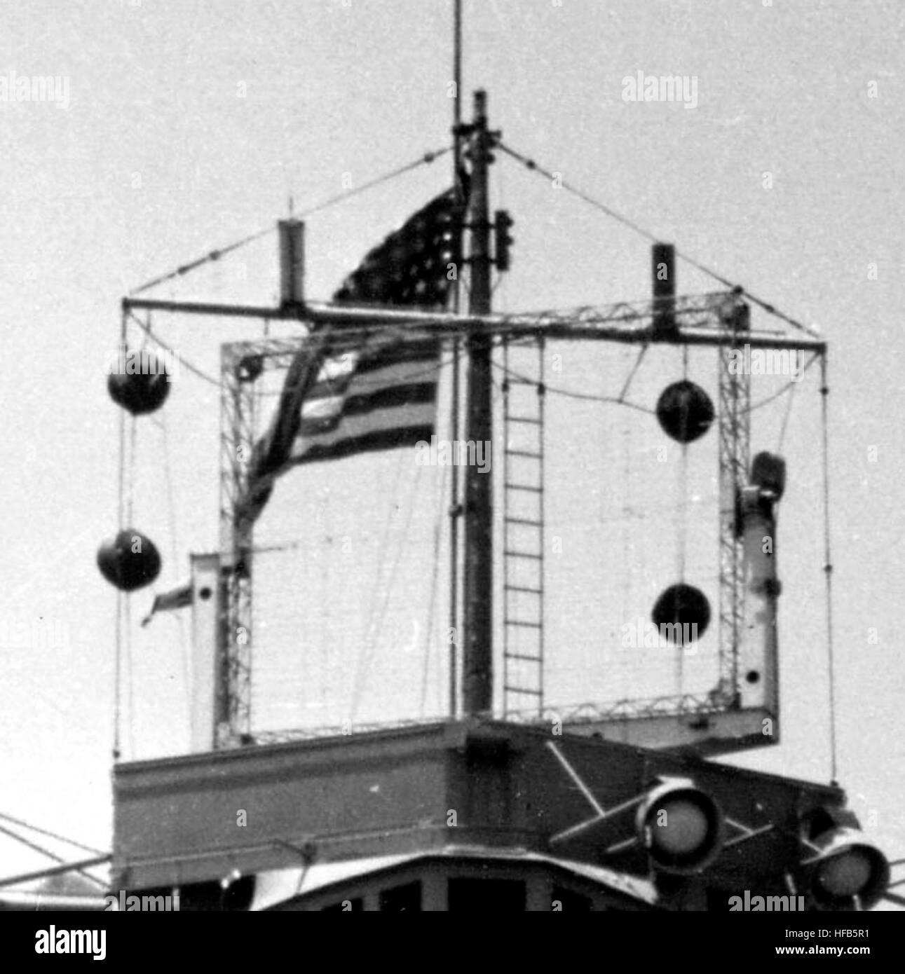 The antenna for the CXAM radar mounted on the foretop of USS Yorktown (CV-5). Photographed during the Battle of Midway, 4 June 1942. The antenna and its supporting yoke are somewhat obscured by the upper structure of the foretop, the topmast, the mast's yard (with a ladder hanging from it and signal balls on two of its halliards) and the U.S. ensign flying from the mast. This image is cropped from Photo # 80-G-312018.  Official U.S. Navy Photograph, now in the collections of the National Archives. CXAM radar on USS Yorktown (CV-5) in June 1942 Stock Photo