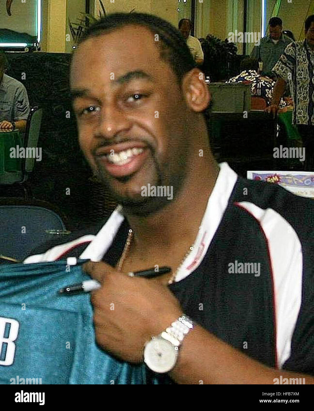Philadelphia Eagles quarterback Donovan McNabb signed a football jersey belonging to Storekeeper 2nd Class Jason Winters of Fleet Industrial Supply Center, Pearl Harbor. McNabb visited the Silver Dolphin Bistro at Naval Station Pearl Harbor on Feb. 3 to meet with Sailors. (Photo by JO3 Corwin Colbert) Donovan McNabb crop Stock Photo