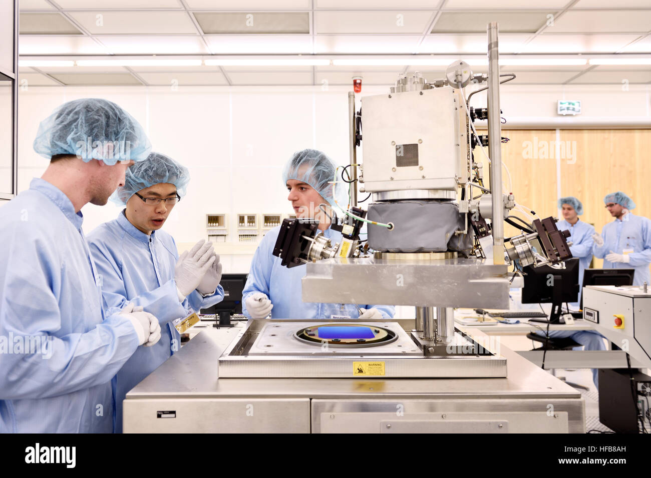 researchers with solar cell and ALD reactor in cleanroom. solarlab / plasmalab of prof. Erwin Kessels, Applied Physics, Eindhoven University of Techno Stock Photo