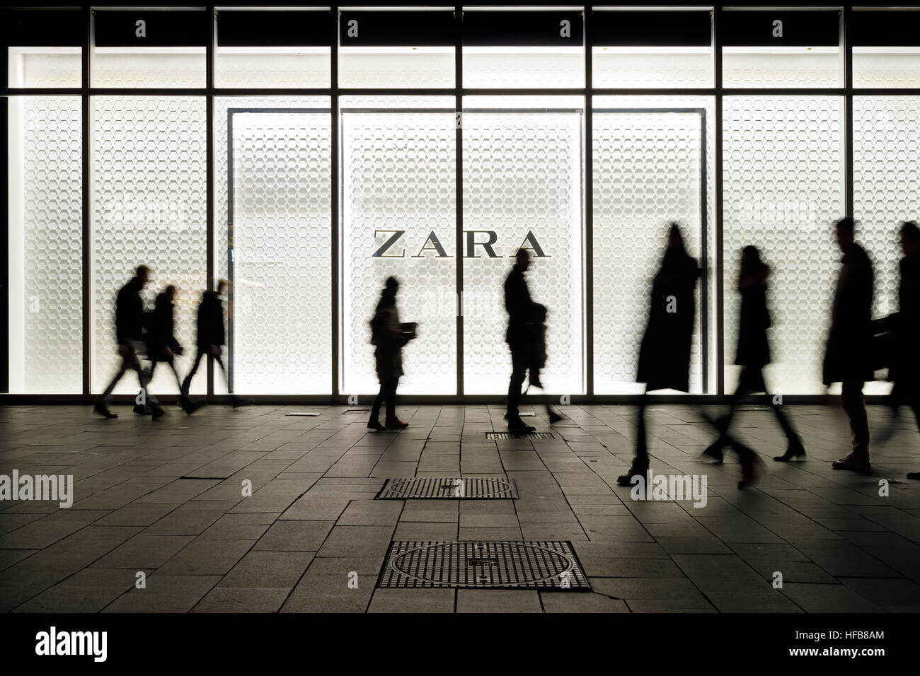 shopping people pass clothingshop Zara Stock Photo - Alamy