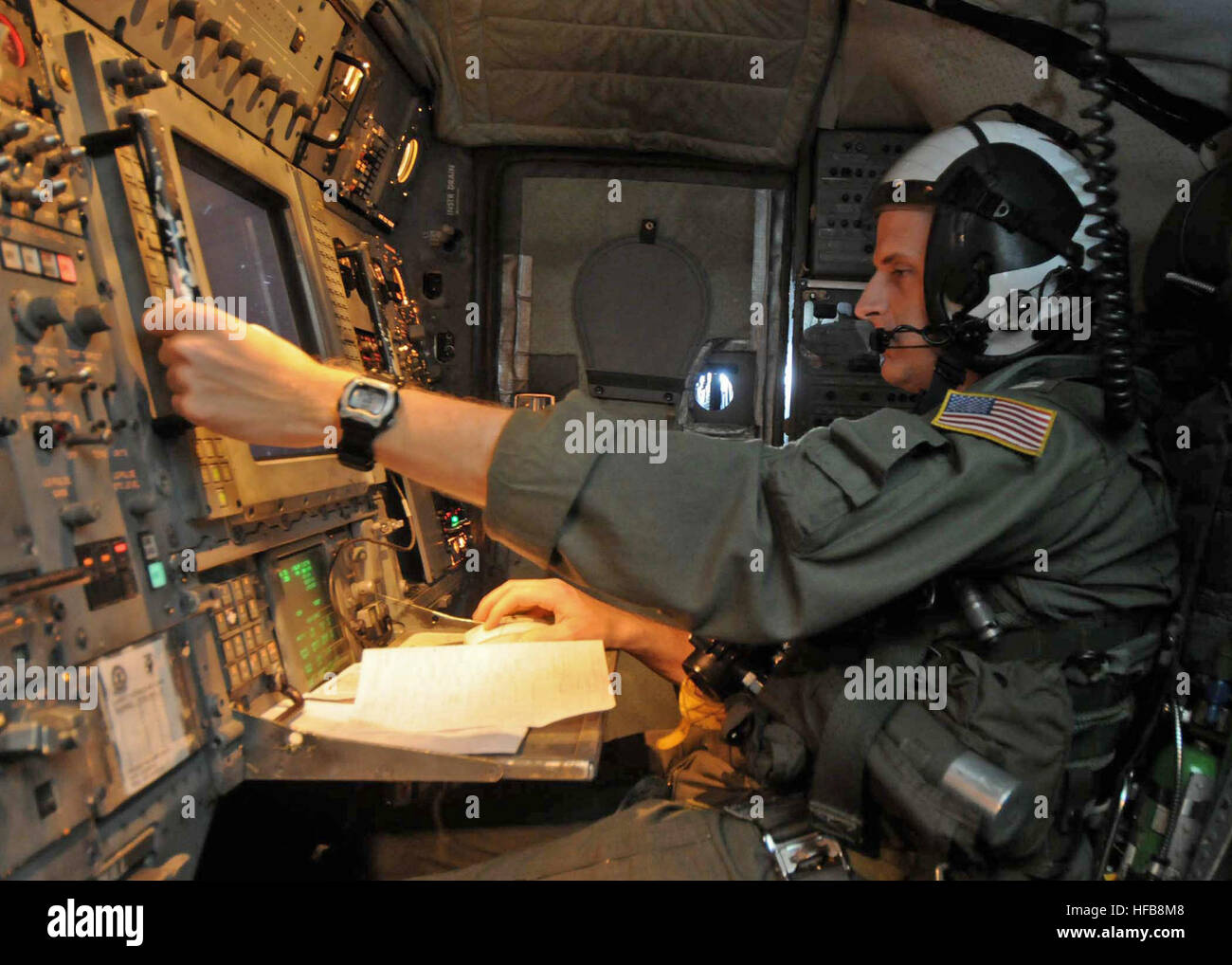 081111-N-9565D-010  PACIFIC OCEAN (Nov. 11, 2008) Lt. Brett Whorley, from Airborne Early Warning Squadron (VAW) 115, the 'Liberty Bells', assess possible targets on his radar while conducting airborne early warning and strike group coordination between various Carrier Air Wing (CVW) 5 squadrons assigned to the aircraft carrier USS George Washington (CVN 73). (U.S. Navy photo by Mass Communication Specialist 2nd Class Clifford L. H. Davis/Released) E-2 radar 081111-N-9565D-010 Stock Photo
