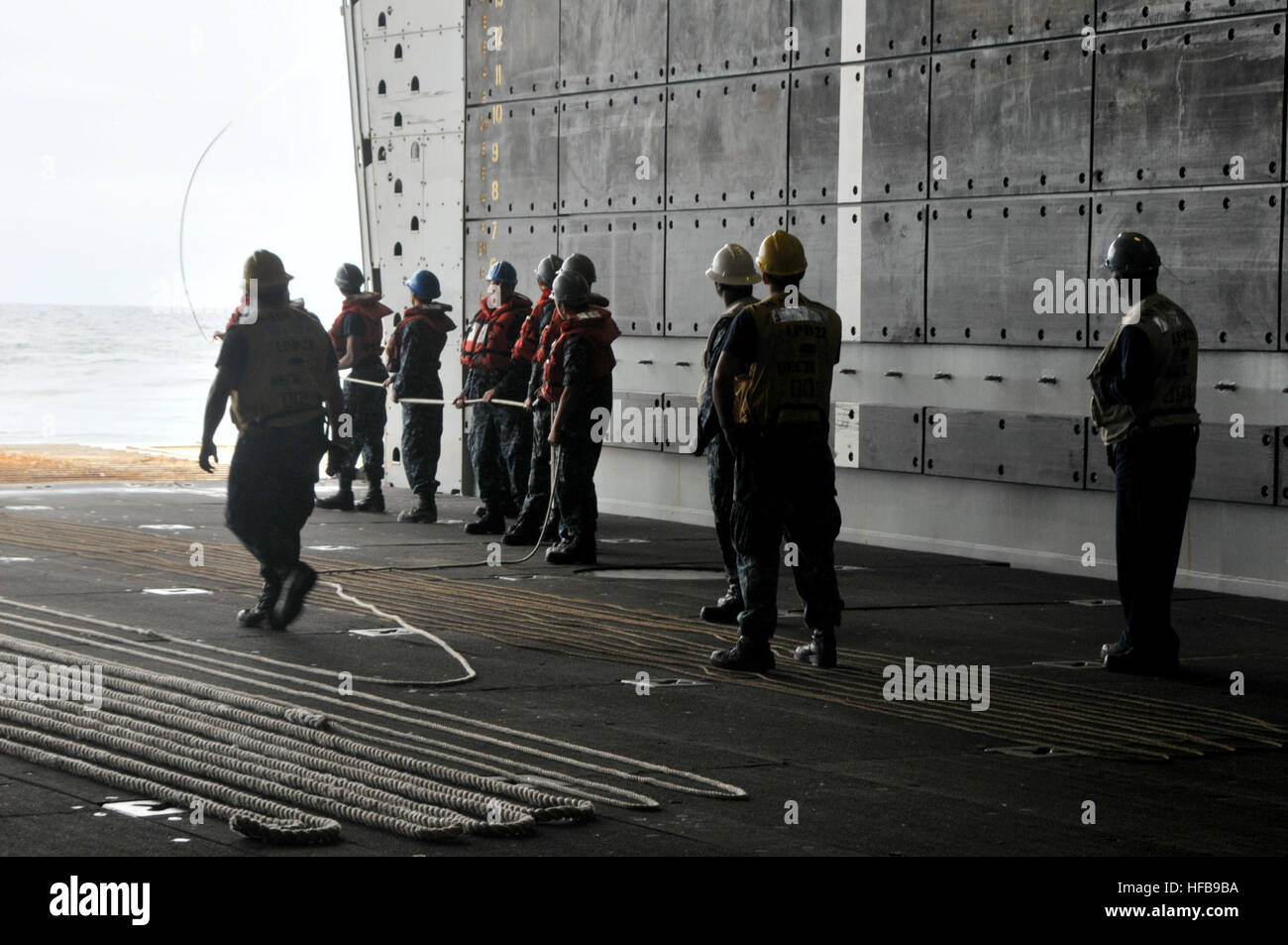 140121-N-GC472-047 ATLANTIC OCEAN (January 21, 2014) Sailors aboard amphibious transport dock ship USS New York (LPD 21) prepare to do an emergency towing with Perry Class guided missile frigate USS Samuel B. Roberts (FFG-58). New York is currently underway conducting routine training exercises. (U.S. Navy photo by Mass Communication Specialist 3rd class Angus Beckles/Released) Emergency towing exercise aboard USS New York and USS Samuel B. Roberts 140121-N-GC472-047 Stock Photo