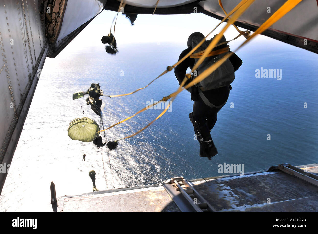 Static line parachute hi-res stock photography and images - Alamy