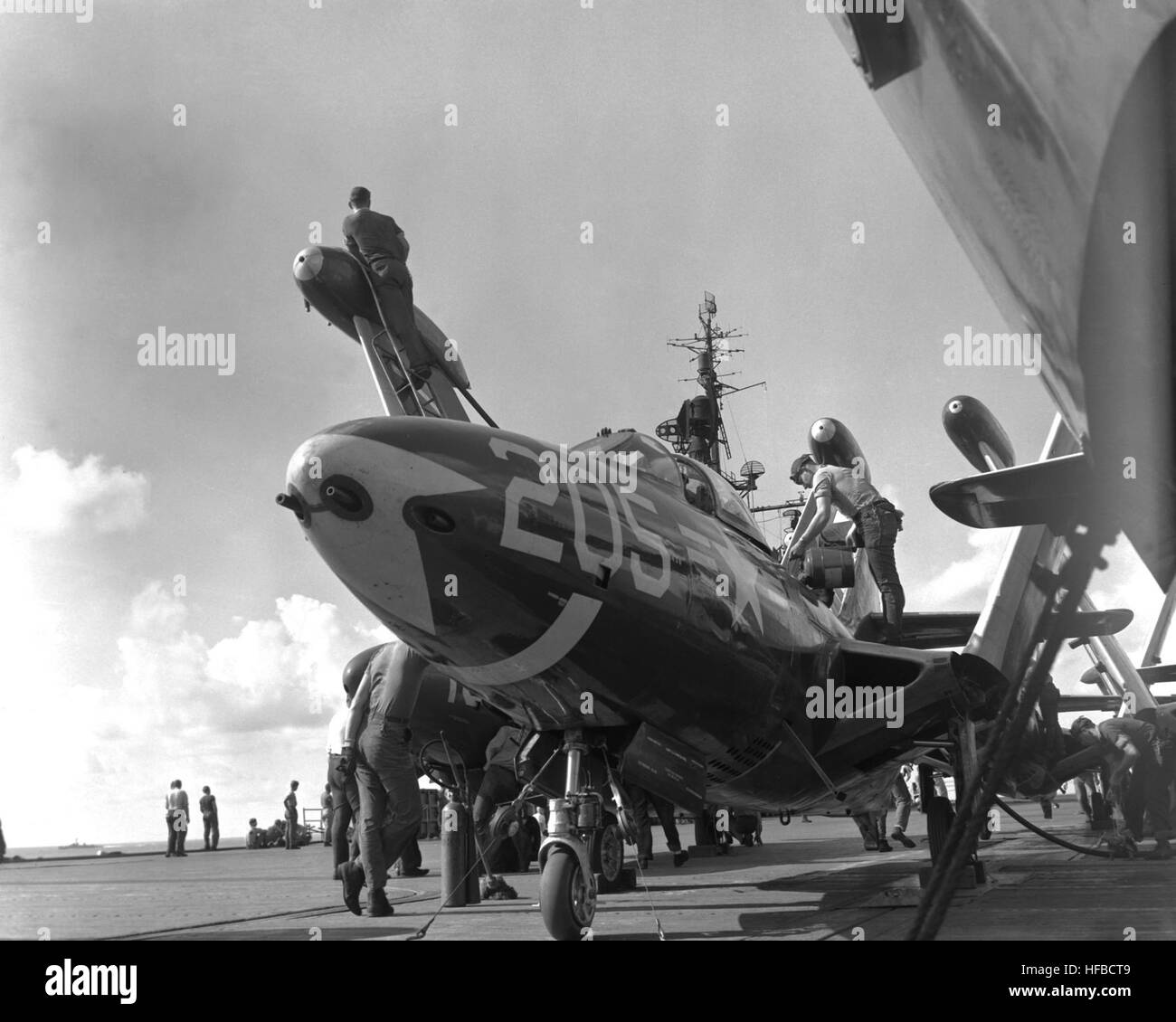 Air crewmen refuel the wing tanks of F9F Pantherjet aboard the USS PHILIPPINE SEA (CV-47) for a Korean strike. NARA FILE #:  80-G-420915 F9F-2 VF-52 USS Valley Forge Korea 1950 Stock Photo