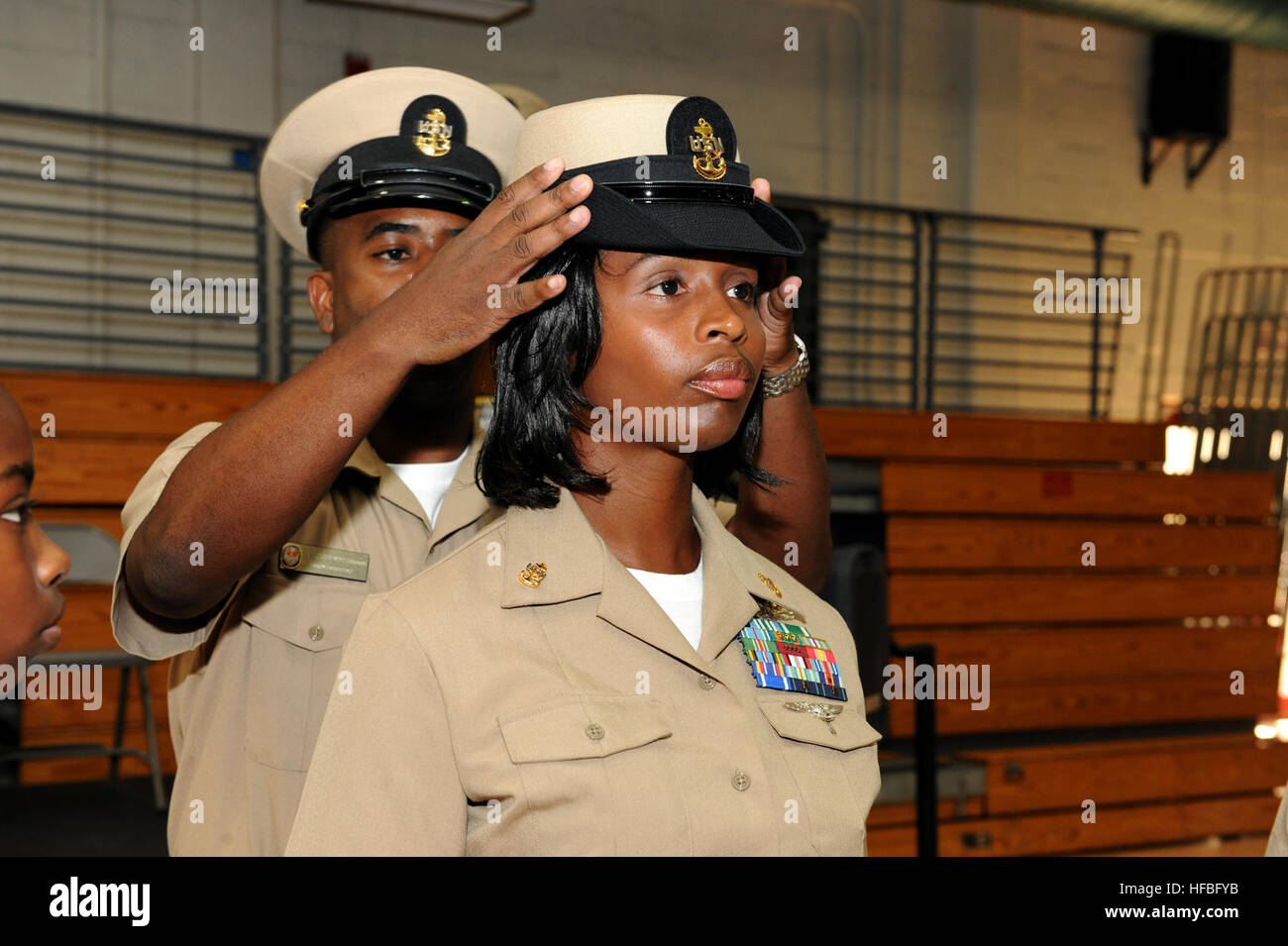 Чернокожий военный врач. Женщины военные США. Чернокожая женщина военнослужащий. Негритянка Военная США. Чернокожий в армии США расизм.