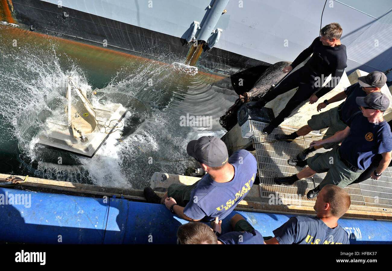 120710-N-ZS026-054 SAN DIEGO (July 10, 2012) Divers from the Southwest Regional Maintenance Center drop a cofferdam into the water next to the amphibious assault ship USS Boxer (LHD 4) before conducting hull maintenance. Southwest Regional Maintenance Center is the largest shore based intermediate maintenance activity and the second largest ship repair facility in the Southwestern United States, providing intermediate level maintenance support to more than 100 surface ships and submarines of the U.S. Pacific Fleet and U.S. Coast Guard. (U.S. Navy photo by Mass Communication Specialist 2nd Trev Stock Photo