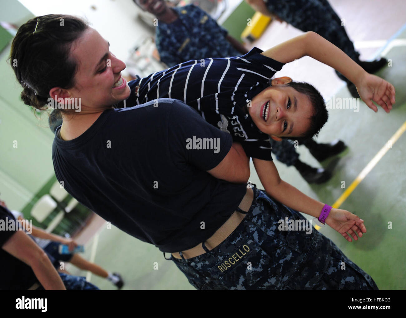 110802-N-QD416-231  BARRANCA, Costa Rica (Aug. 2, 2011) Ensign Sarah Ruscello, from Washington, Pa., plays with a child at the Barranca Municipal Gym medical site in Barranca, Costa Rica, during Continuing Promise 2011. Continuing Promise is a five-month humanitarian assistance mission to the Caribbean, Central and South America. (U.S. Navy photo by Mass Communication Specialist 1st Class Brian A. Goyak/Released)  - Official U.S. Navy Imagery - PA native-Sailor plays with a child in Costa Rica during Continuing Promise 2011 Stock Photo