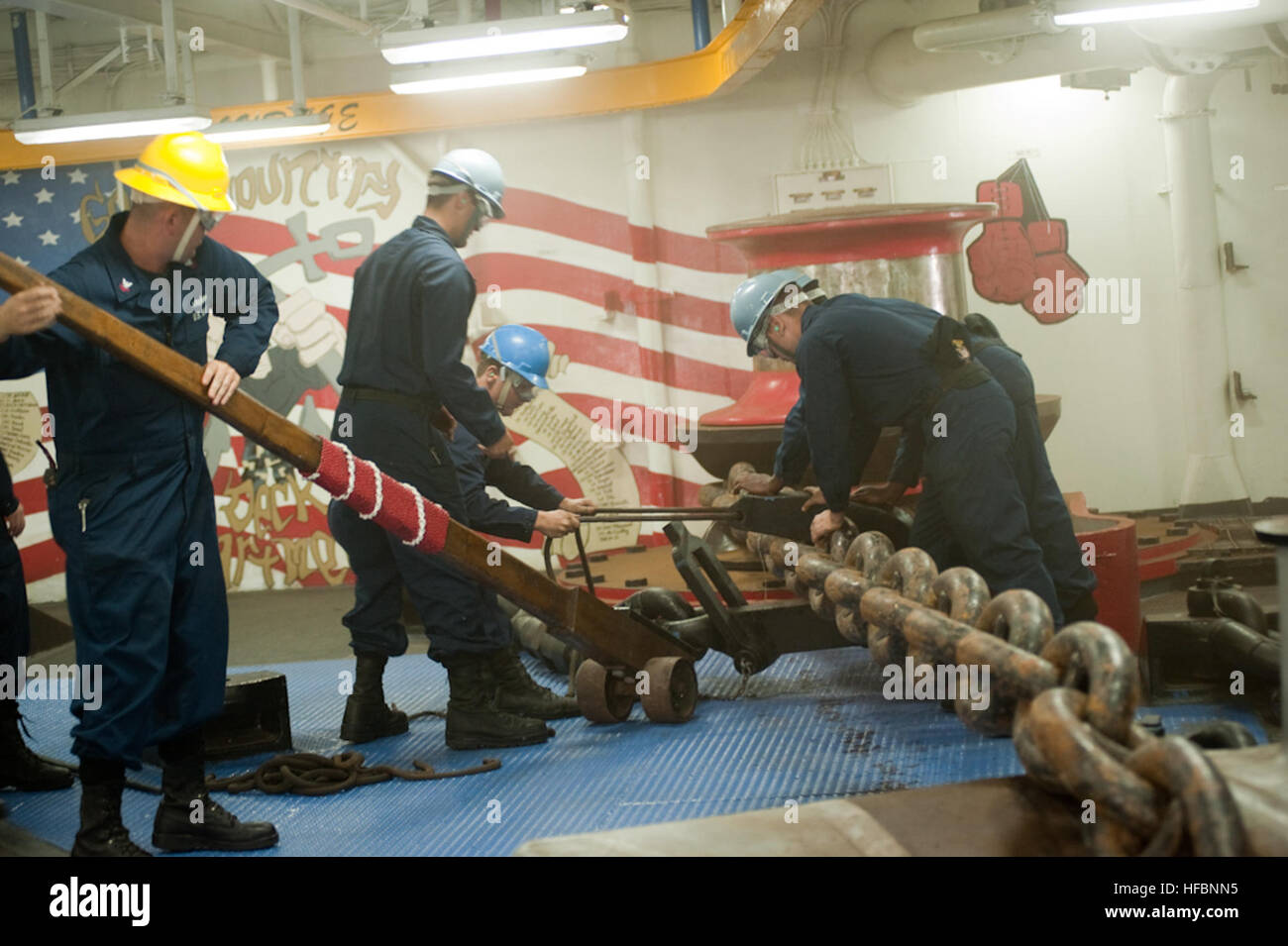 SAN DIEGO (Sept. 25, 2012) Sailors from the  deck department aboard the amphibious assault ship USS Boxer (LHD 4) secure the port anchor chain in the forecastle during an anchoring evolution. Boxer is underway off the coast of Southern California. (U.S. Navy photo by Mass Communication Specialist 1st Class Brian P. Biller/Released) 120925-N-SS492-177  Join the conversation www.facebook.com/USNavy www.twitter.com/USNavy navylive.dodlive.mil  - Official U.S. Navy Imagery - Sailors secure an anchor chain. Stock Photo