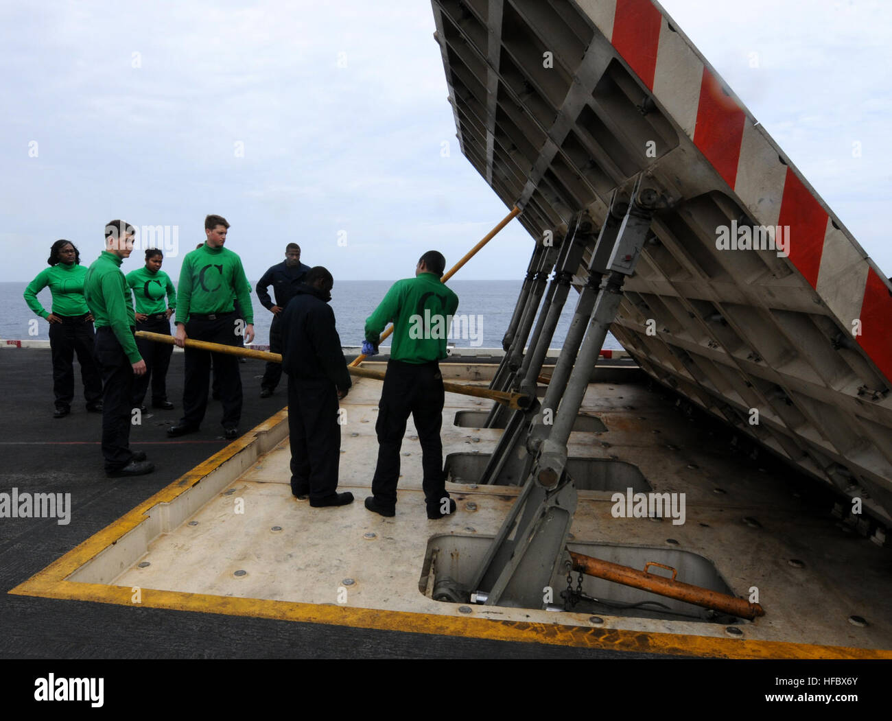 Jet blast deflector hires stock photography and images Alamy