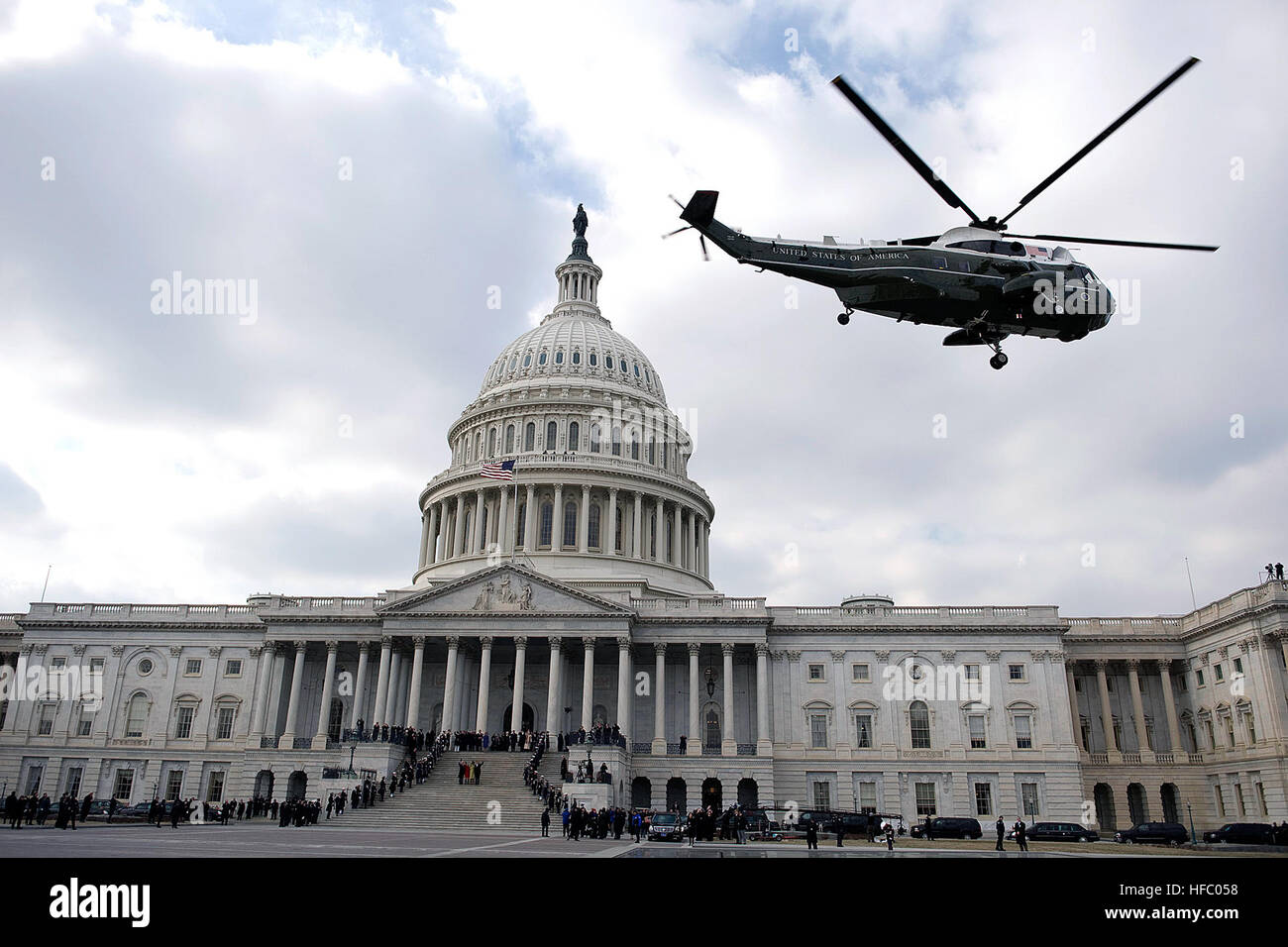 090120-N-0696M-103 The U.S. Marine Corps helicopter carrying 43rd President George W. Bush departs the U.S. Capital Building at the conclusion of inaugural ceremonies for 44th President Barack Obama, Washington, D.C., Jan. 20, 2009 (DoD photo by Mass Communication Specialist 1st Class Chad J. McNeeley/Released) George W. Bush departs US Capitol 1-20-09 hires 090120-N-0696M-103a Stock Photo