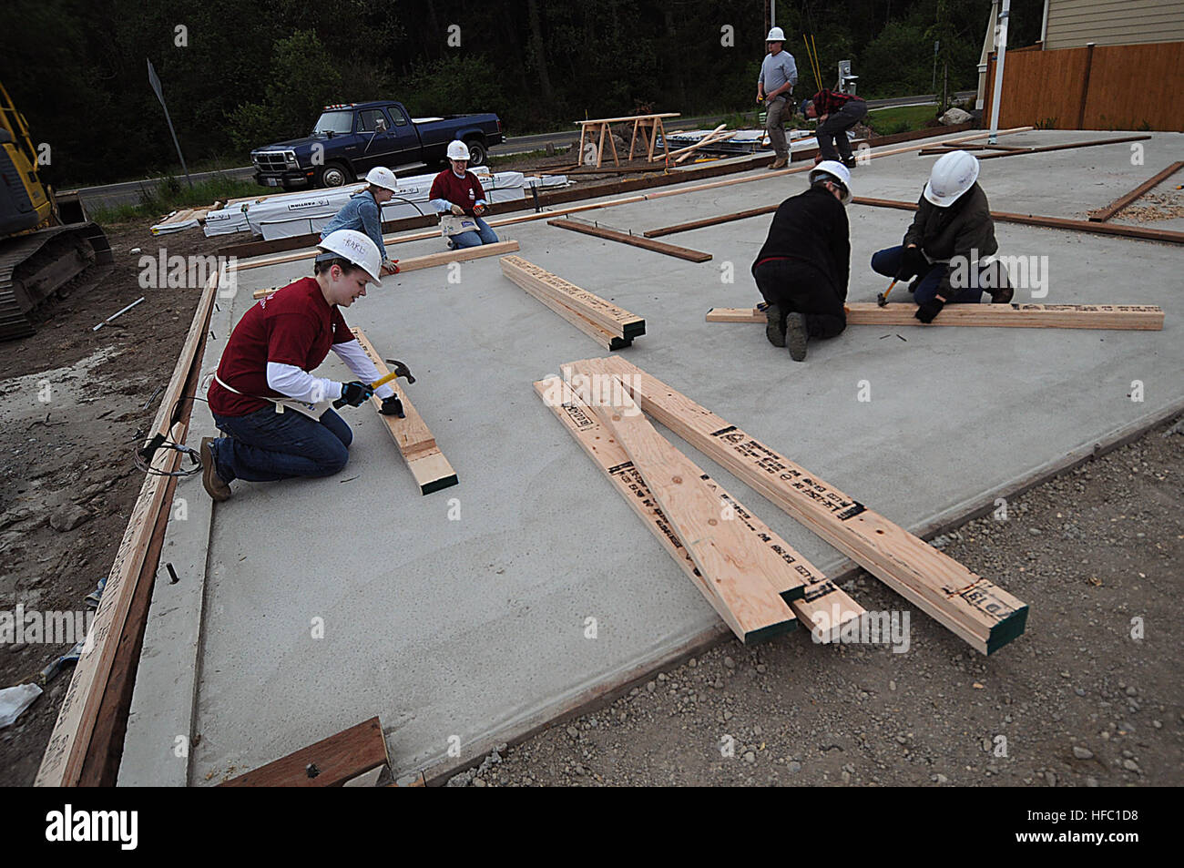 Female U.S. sailors assigned to Fleet Logistics Support Squadron (VR