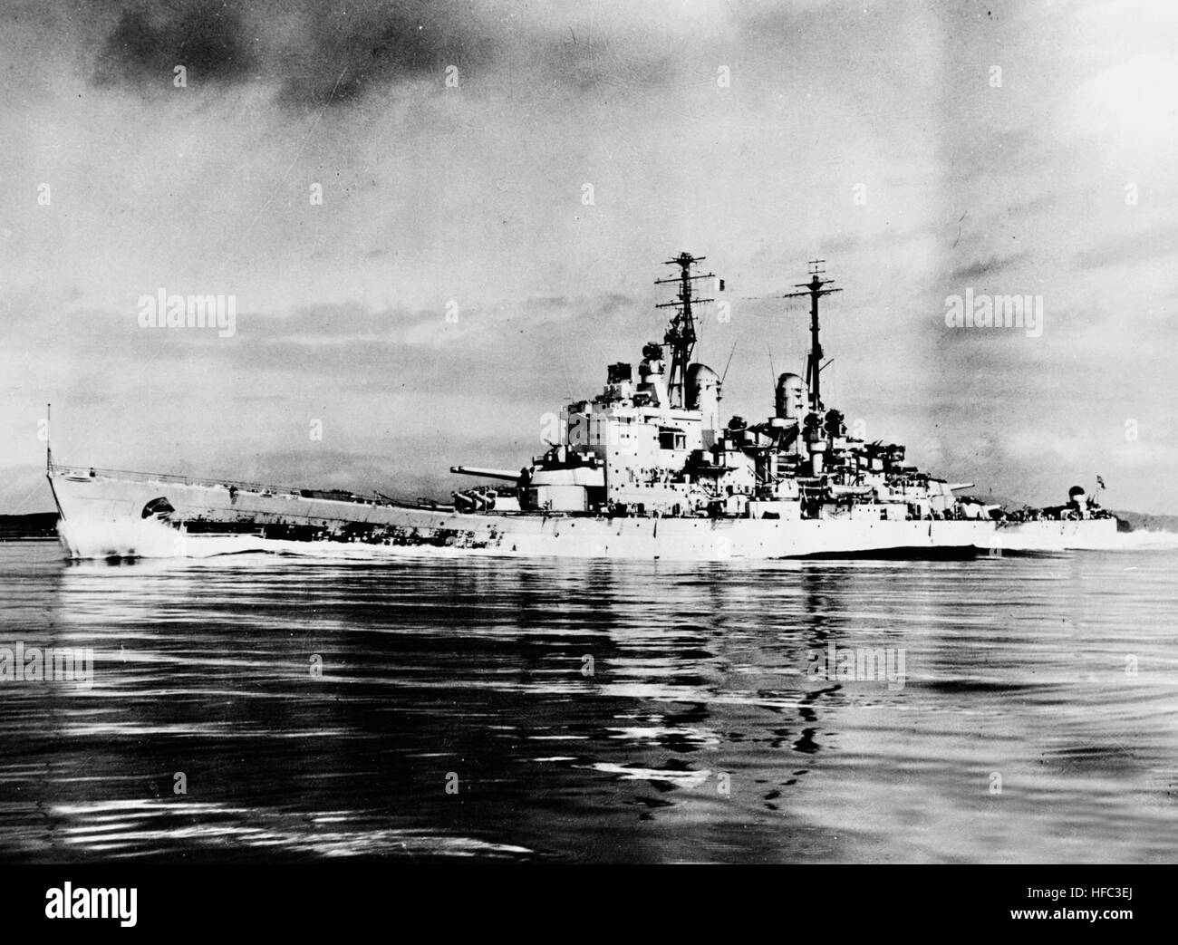 HMS Vanguard (23) steaming at high speed while running trials in 1946 Stock Photo