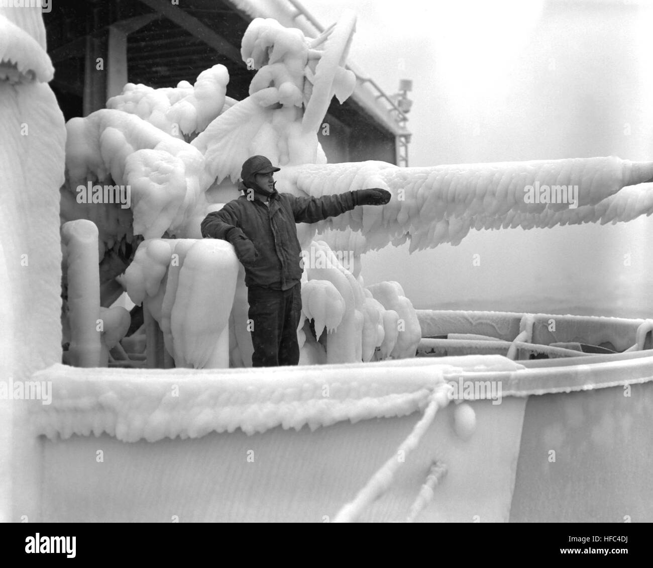 Snow covered 40mm gun mount on the USS ORISKANY. NARA FILE #:  80-G-477556 Ice covered guns on USS Oriskany (CVA-34) 1953 Stock Photo