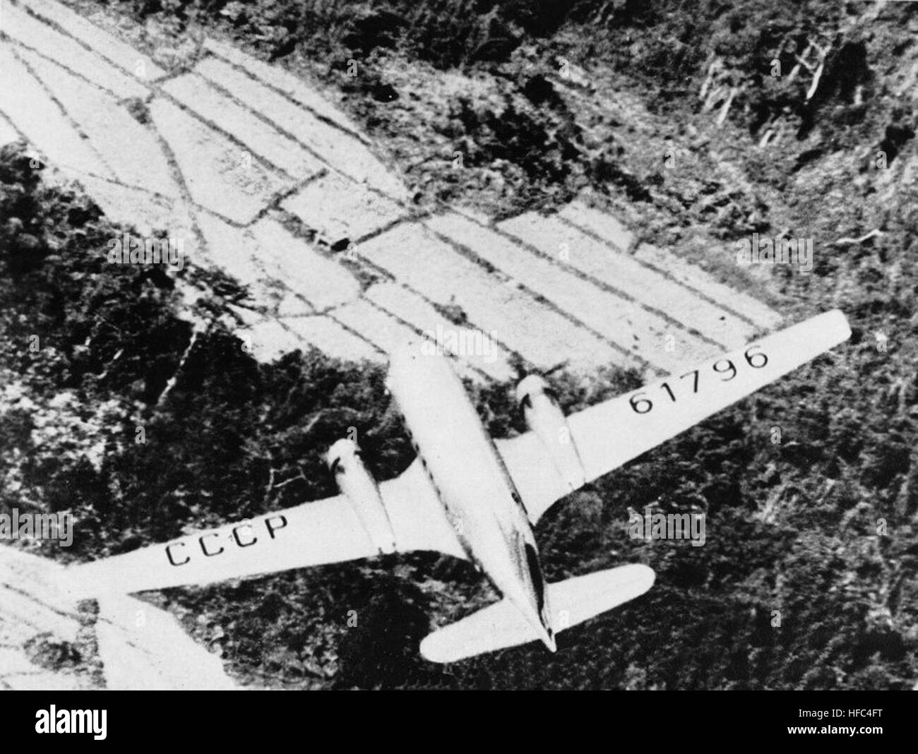 Aircraft transport aviation turboprop Black and White Stock Photos ...