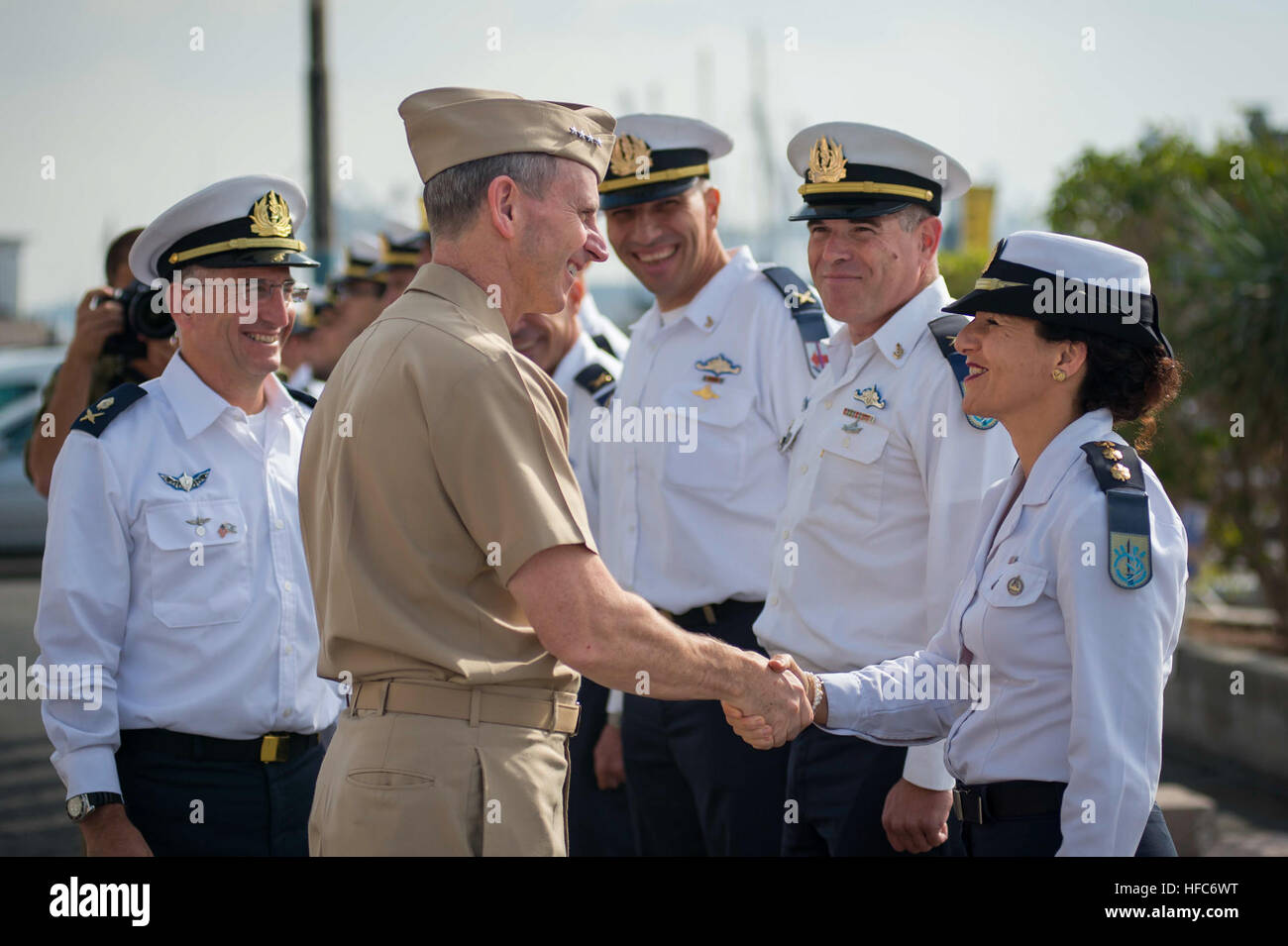 131124-N-WL435-122 HAIFA, Israel (Nov. 24, 2013) Chief of Naval Operations (CNO) Adm. Jonathan Greenert meets with Israel navy officers during a troop inspection with the Commander in Chief of the Israel Navy Vice Adm. Ram Rutberg during a full honors ceremony to welcome him upon his arrival at Haifa Naval Base. During the visit, Greenert observed several capabilities demonstrations conducted by the IN and conducted engagement meetings with Israel Defense Force leadership. (U.S. Navy photo by Chief Mass Communication Specialist Peter D. Lawlor/Released) Jonathan Greenert visit to Haifa (131124 Stock Photo
