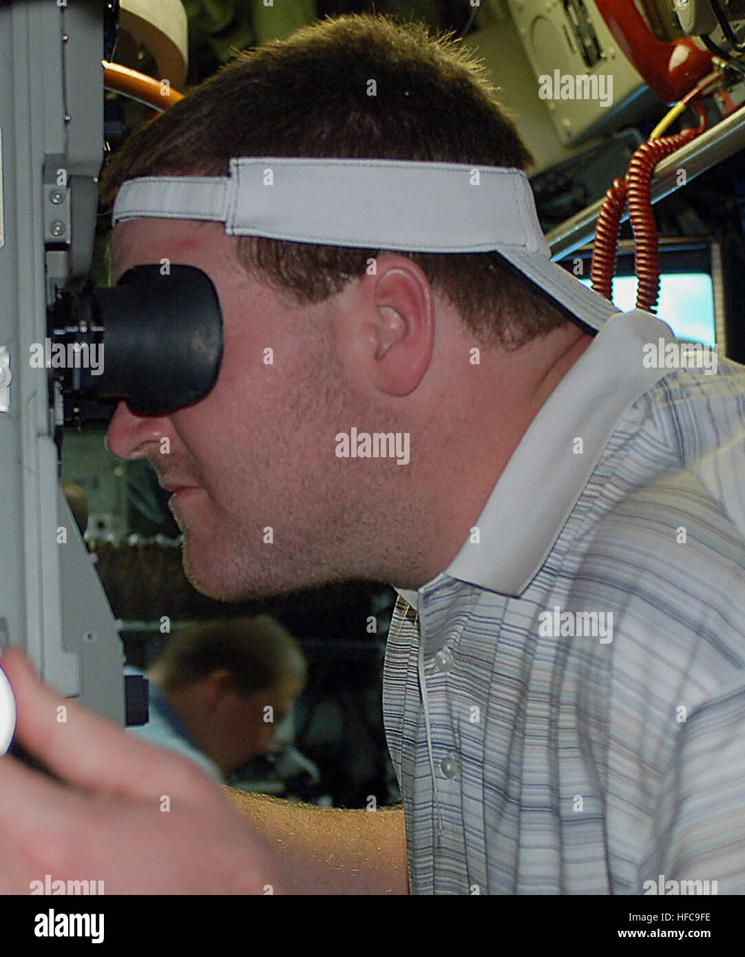 New England Patriots offensive guard Logan Mankins takes a look around Naval Station Pearl Harbor through the periscope of the nuclear-powered attack submarine USS Los Angeles. Mankins and Philadelphia Eagles offensive guard Shawn Andrews and Dallas Cowboys linebacker DeMarcus Ware took time from their Pro Bowl activities to tour the submarine and visit and sign autographs for Los Angeles Sailors. Logan Mankins periscope (crop) Stock Photo