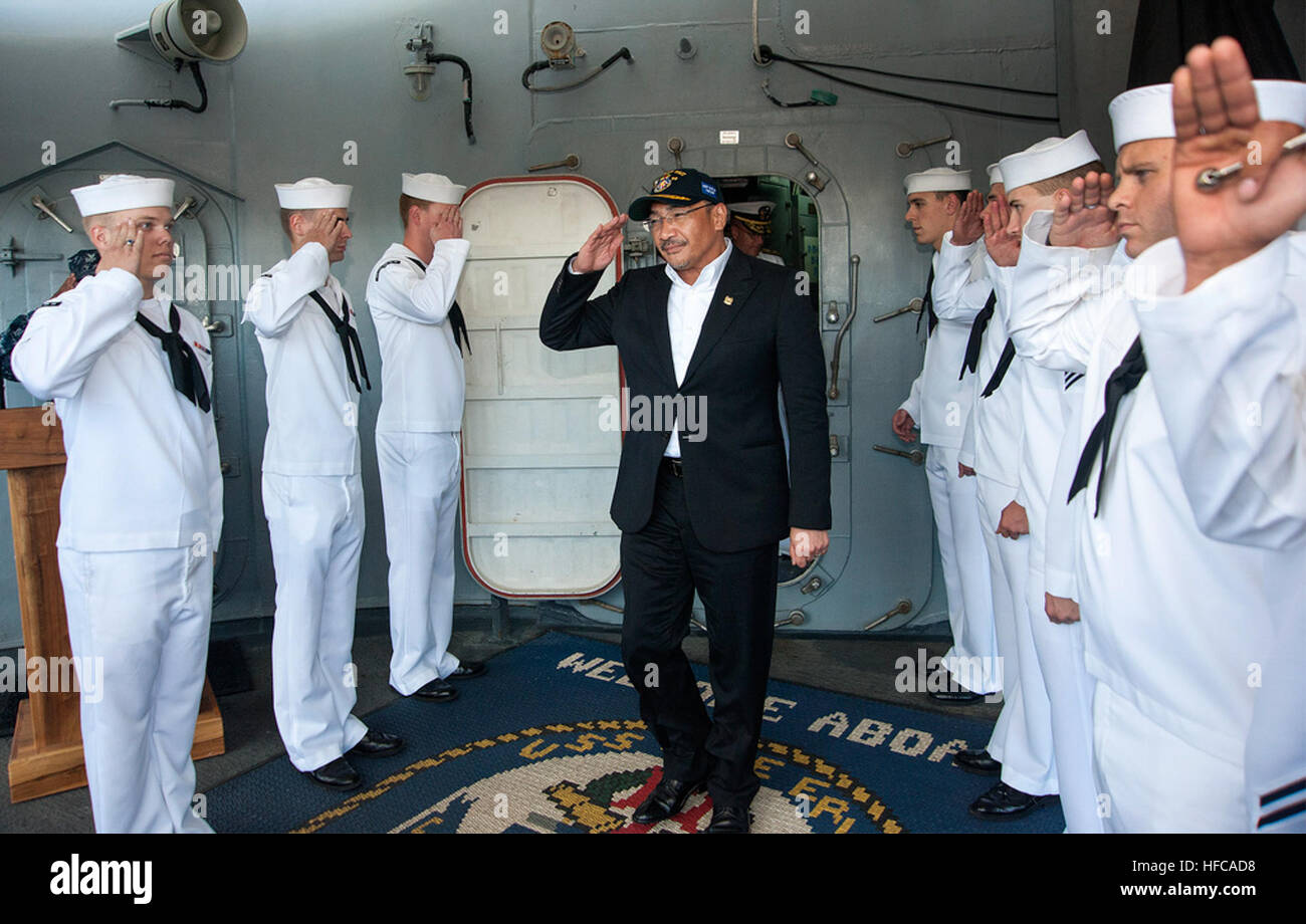 Dato Seri Hishammuddin Bin Tun Hussein Malaysia S Minister Of Defense Passes Through Side Boys Aboard Uss Lake Erie While Visiting Joint Base Pearl Harbor Hickam Hishammuddin Met With Various Commands In Oahu During
