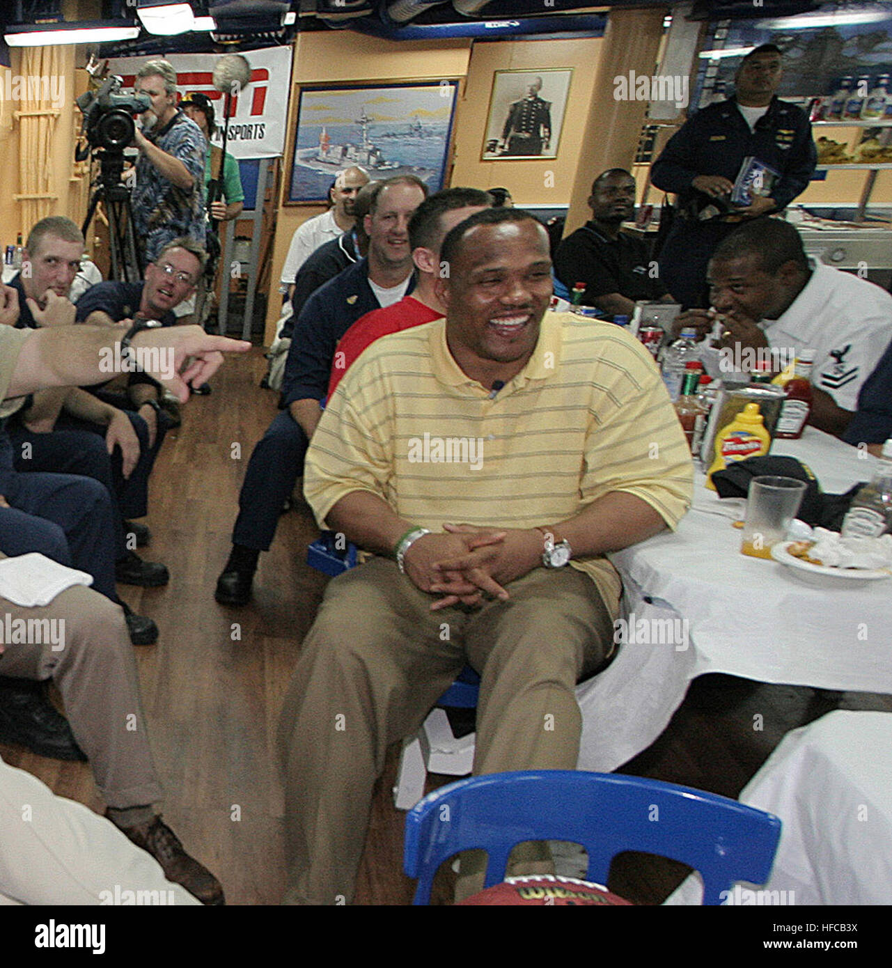 050206-N-3228G-020 Pearl Harbor, Hawaii (Feb. 6, 2005) - ESPN commentators and former National Football League (NFL) players Mike Golic and Mark Schlereth and Green Bay Packer fullback William Henderson and Sailors watch the 2005 Super Bowl in the galley aboard USS Russell (DDG 59). Golic, Schlereth and Henderson were invited for a visit aboard Russell to watch the Super Bowl with the shipÕs crew, have lunch and tour the ship. U.S. Navy photo by PhotographerÕs Mate 1st Class William R. Goodwin (RELEASED) Mark Schlereth and William Henderson and Mike Golic edit Stock Photo