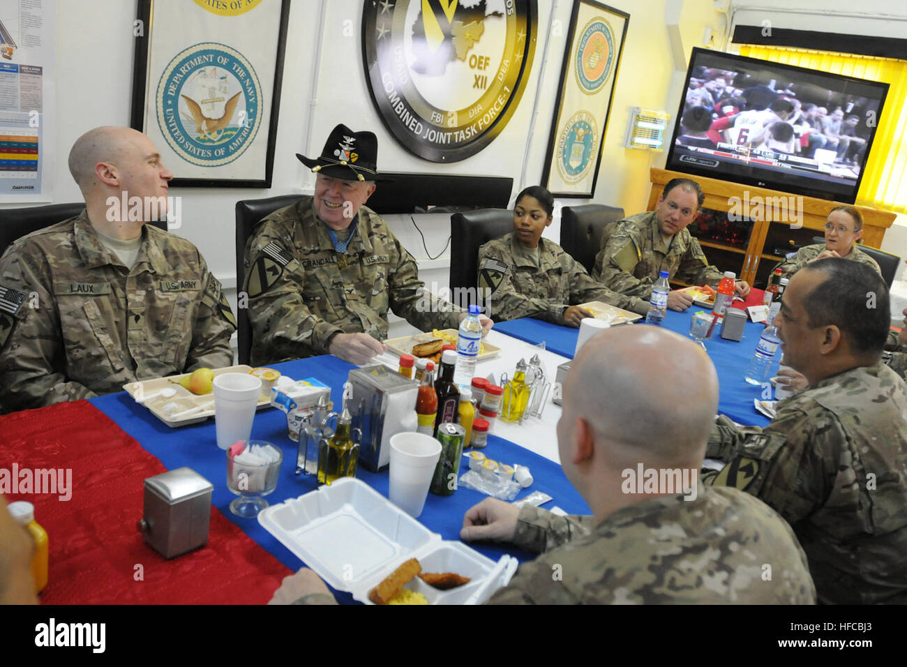 BAGRAM AIRFIELD, Afghanistan –U.S. Army Col. (ret.) Bruce Crandall, a Medal of Honor recipient, enjoys breakfast with soldiers from the Army’s 1st Cavalry Division during a recent tour of Afghanistan April 2. Crandall, 79, was awarded the Medal of Honor for his daring during the Vietnam War’s Battle of la Drang, where he flew an unarmed helicopter numerous times into intense enemy fire to medevac wounded soldiers. (U.S. Navy photo by MC1 Bill Steele, 7th Mobile Public Affairs Detachment) Medal of Honor recipient %%%%%%%%E2%%%%%%%%80%%%%%%%%98Cav all the way through%%%%%%%%E2%%%%%%%%80%%%%%%%%9 Stock Photo