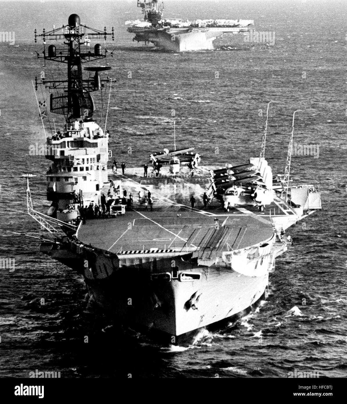 Oh Støvet kerne Aerial bow view of the Australian aircraft carrier HMAS MELBOURNE  (foreground) and the aircraft carrier USS MIDWAY (CV 41) underway. Melbourne  Midway small Stock Photo - Alamy
