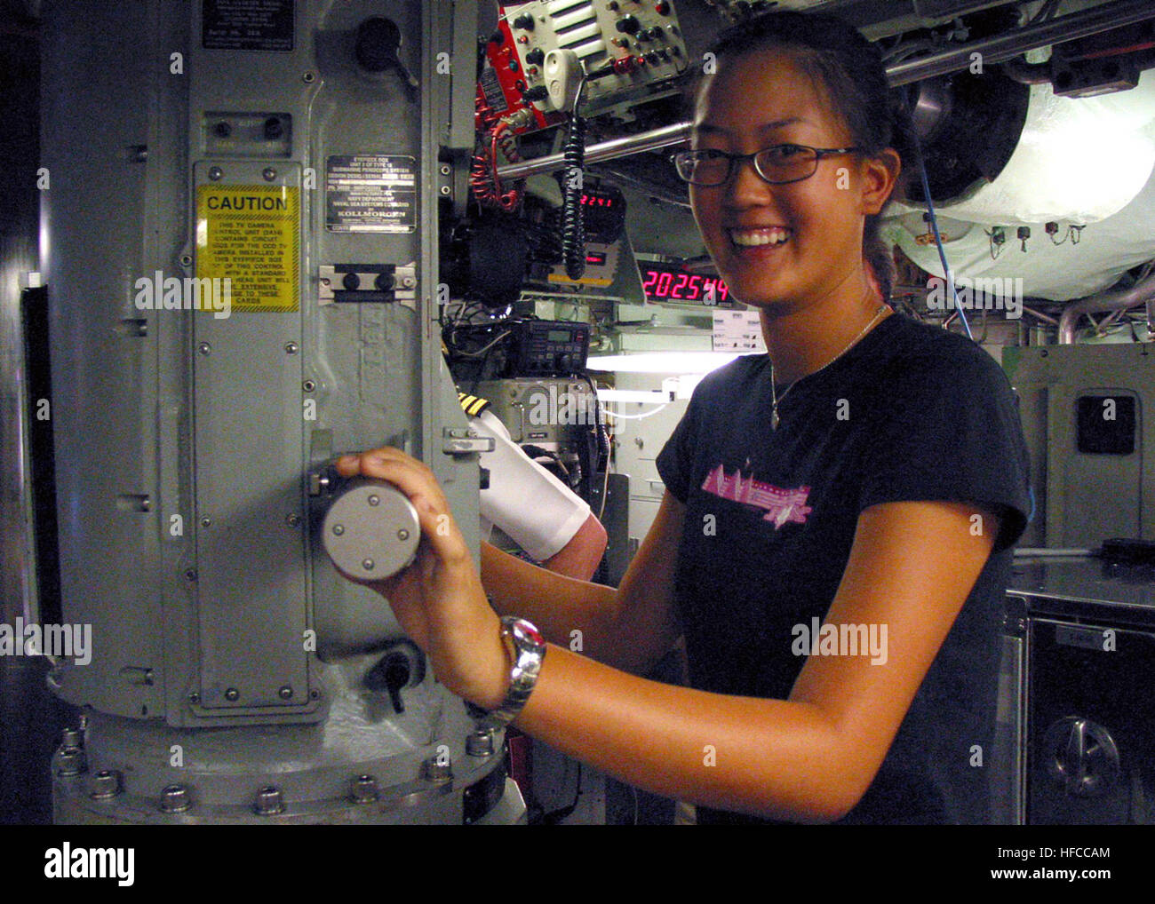 040209-N-0879R-001 Pearl Harbor, Hawaii (Feb 9, 2004) - Hawaii teenage golf star, Michelle Wie, met with Sailors and toured the nuclear-powered attack submarine USS Honolulu (SSN 718) with her parents and friends. The tour ended with lunch in the officerÕs wardroom with the shipÕs Commanding Officer, Cmdr. Charles Harris. U.S. Navy photo by Chief Journalist David Rush. (RELEASED) Michelle Wie visits the bridge of the USS Honolulu Stock Photo