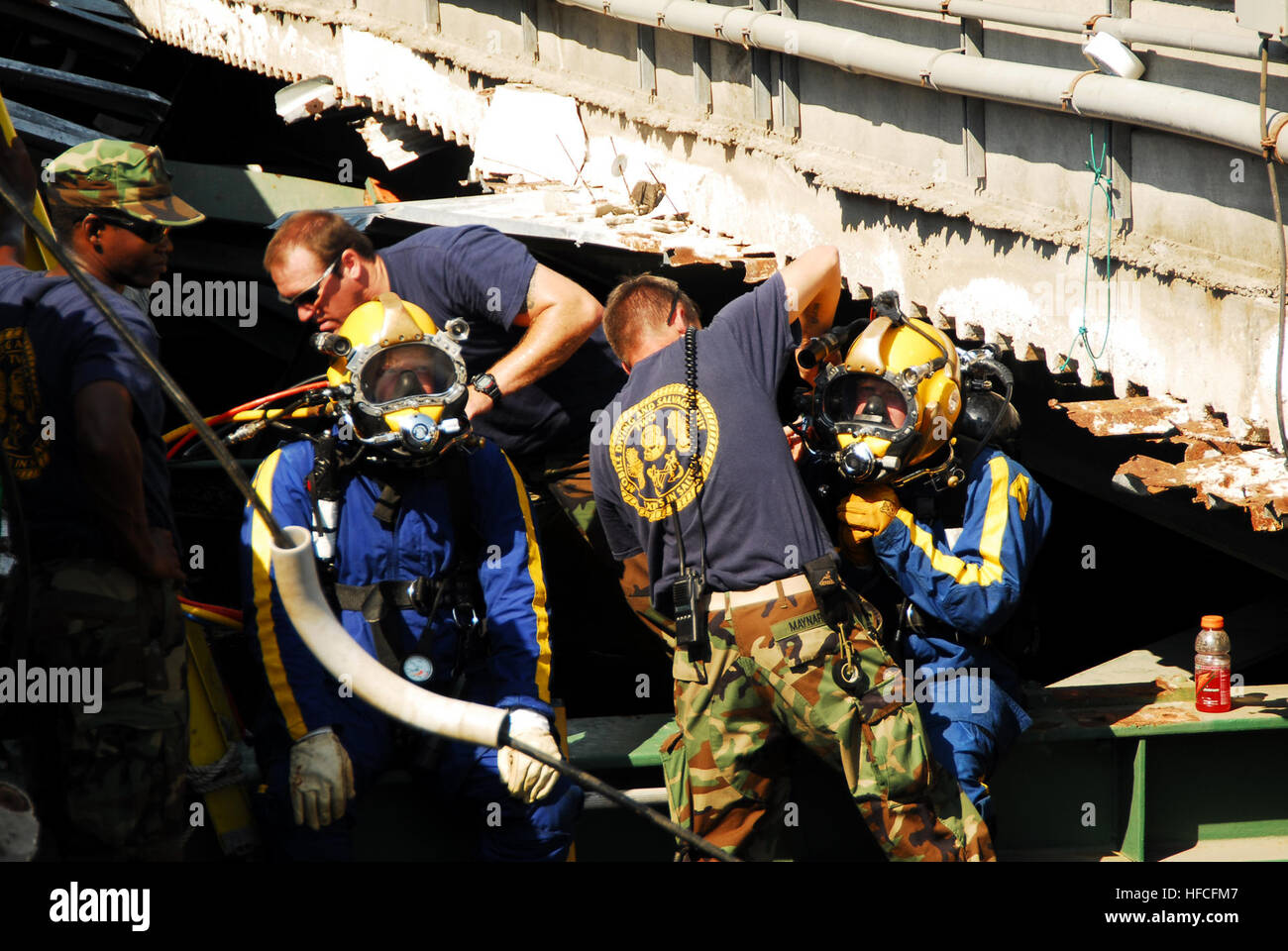Navy divers from Mobile Diving and Salvage Unit 2 at Naval Amphibious ...