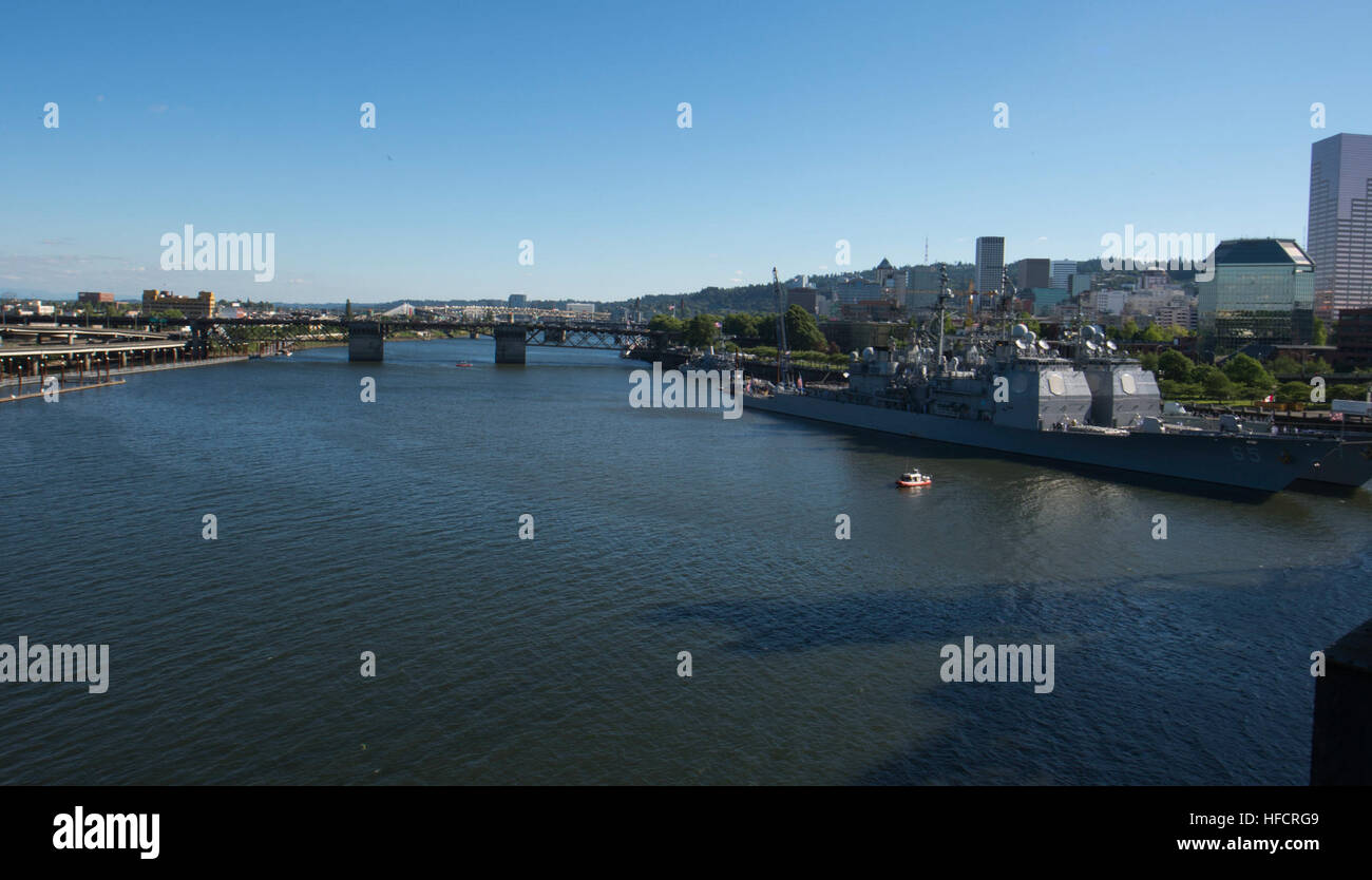 150604-N-MN975-081 PORTLAND, Ore. (June 4, 2015) Guided-missile cruisers USS Chosin (CG 65) and USS Cape St. George (CG 71), and mine countermeasure ship USS Champion (MCM 4) sit pier side in Portland Harbor during Portland's 106th annual Rose Festival and Fleet Week. The festival and Portland Fleet Week are a celebration of the sea services, with Sailors, Marines and Coast Guardsmen from the U.S. and Canada making the city a port of call. (U.S. Navy Photo by Mass Communication Specialist 2nd Class Justin A. Johndro/RELEASED) Portland Rose Festival 2015 arrival 150604-N-MN975-081 Stock Photo