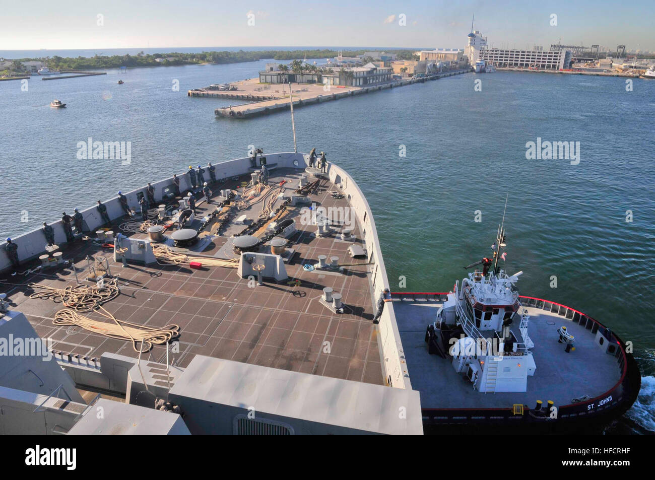 140505-N-YO707-038 PORT EVERGLADES, Fla. (May 5, 2014) The amphibious transport dock ship USS New York (LPD 21) pulls away from Port Everglades to go underway. New York is underway conducting training and exercises for a future deployment. (U.S. Navy photo by Mass Communication Specialist 2nd Class Cyrus Roson/ Released) Port Everglades Fleet Week2014 140505-N-YO707-038 Stock Photo