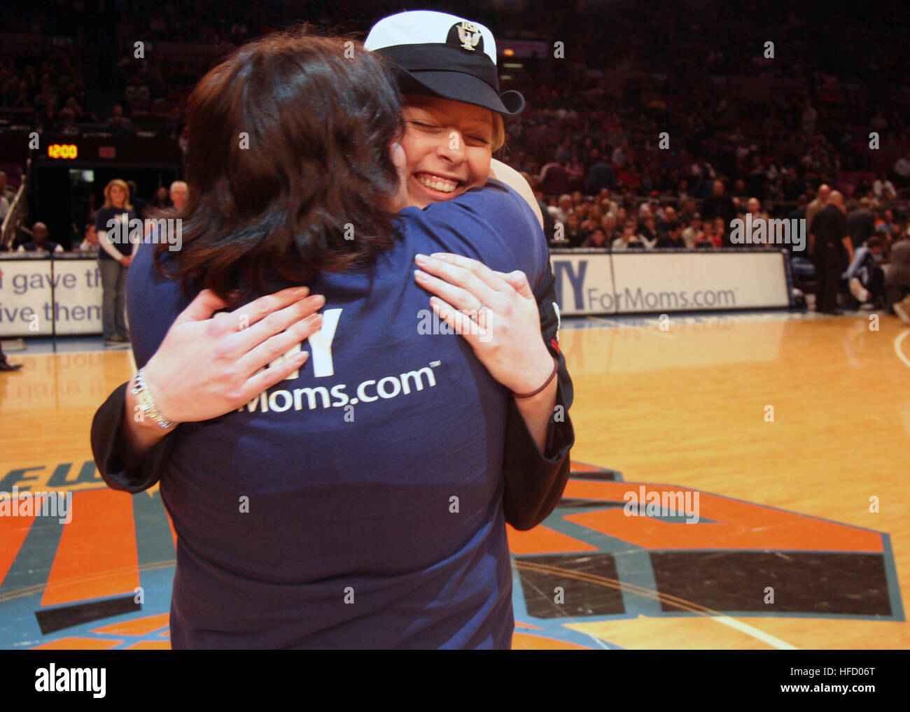 Petty Officer 3rd Class Dana Cox, a firefighter aboard the amphibious assault ship USS Bataan, embraces her mother, Diana Russell, from Lancaster, Penn., during the New York Knicks vs. Utah Jazz basketball game in Manhattan. Their unexpected reunion was arranged as part of a military appreciation event sponsored by NavyForMoms.com, a Web site for mothers of Navy Sailors and mothers who have questions about Navy life. Nearly 1,500 Sailors and Marines from Bataan are in New York for a week of community outreach events, public tours, participation in the city's annual Veterans Day Parade and supp Stock Photo
