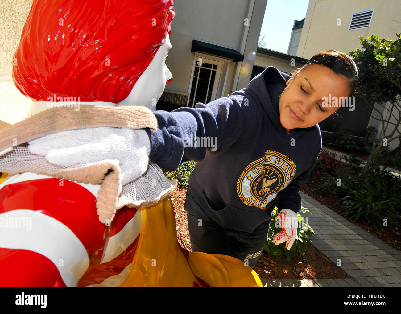 JACKSONVILLE, Fla. (Feb. 28, 2013) Chief Legalman Lucia Abreu cleans a statue of Ronald McDonald during a Commander, Navy Region Southeast  volunteer project at the Ronald McDonald House in Jacksonville, Fla. The project was co-sponsored by the Commander, Navy Region Southeast Chief Petty Officers Association and the Commander, Navy Region Southeast First Class Petty Officers Association. (U.S. Navy photo by Mass Communication Specialist 1st Class Greg Johnson/Released) 130228-N-UA460-253 Join the conversation http://www.facebook.com/USNavy http://www.twitter.com/USNavy http://navylive.dodlive Stock Photo