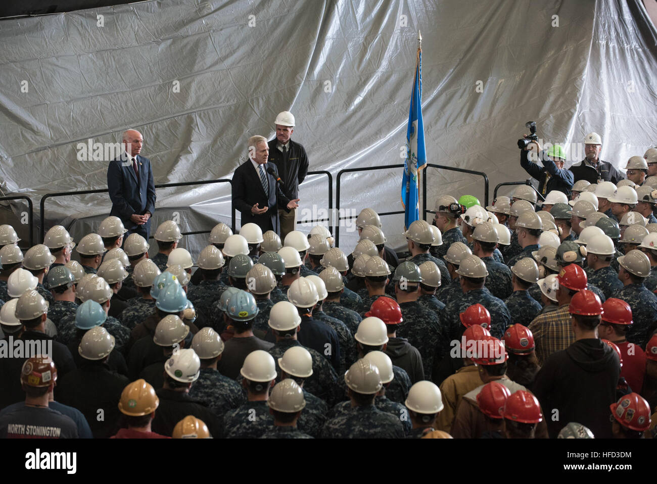 GROTON, Conn. (Oct. 13, 2016) Secretary of the Navy (SECNAV) Ray Mabus holds an all-hands call for Sailors and shipyard employees at General Dynamics Electric Boat. During the all-hands call Mabus discussed the status of shipbuilding and personnel management within the Department of the Navy. (U.S. Navy photo by Petty Officer 1st Class Armando Gonzales/Released) 161013-N-LV331-001 Join the conversation: http://www.navy.mil/viewGallery.asp http://www.facebook.com/USNavy http://www.twitter.com/USNavy http://navylive.dodlive.mil http://pinterest.com https://plus.google.com SECNAV Ray Mabus holds  Stock Photo