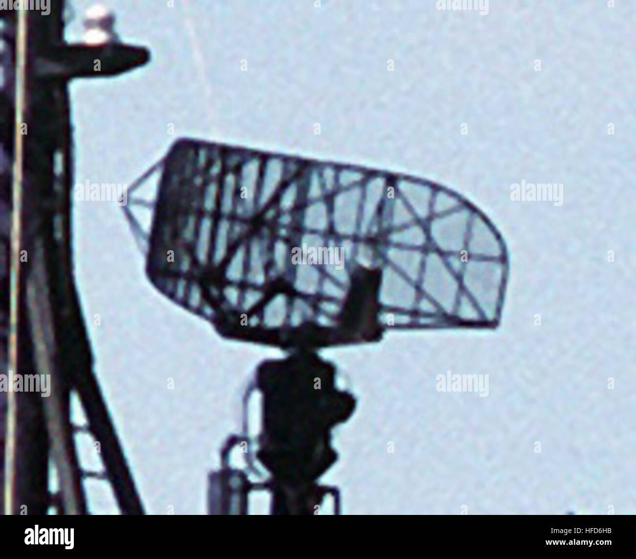 SPS10 radar antenna on a Knox class frigate Stock Photo Alamy