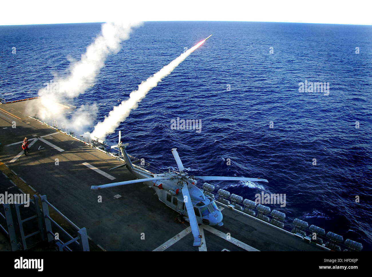 080520-N-4774B-083 PACIFIC OCEAN (May 20, 2008) Super rapid bloom off board countermeasures (SRBOC) rockets launch from the amphibious assault ship USS Tarawa (LHA 1) during a test of the ship's anti-missile defense system. Tarawa is on a scheduled deployment to the U.S. 7th Fleet area of responsibility operating in the western Pacific and Indian oceans. U.S. Navy photo by Mass Communication Specialist 3rd Class Daniel A. Barker (Released) SRBOC 080520-N-4774B-083 Stock Photo