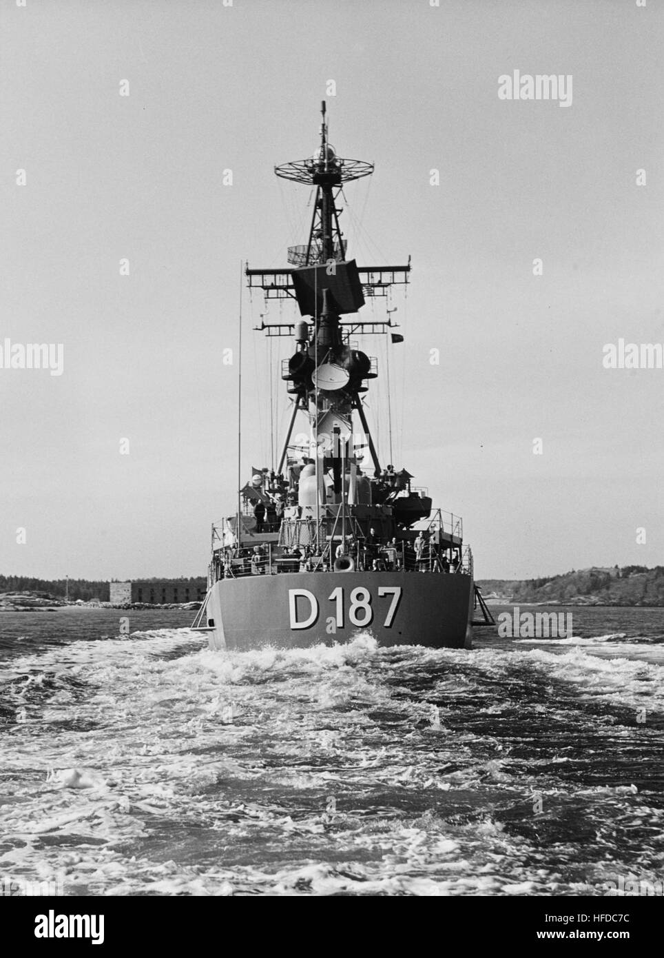 Aft view of German destroyer Rommel (D187) off Bath, Maine (USA), on 1 ...