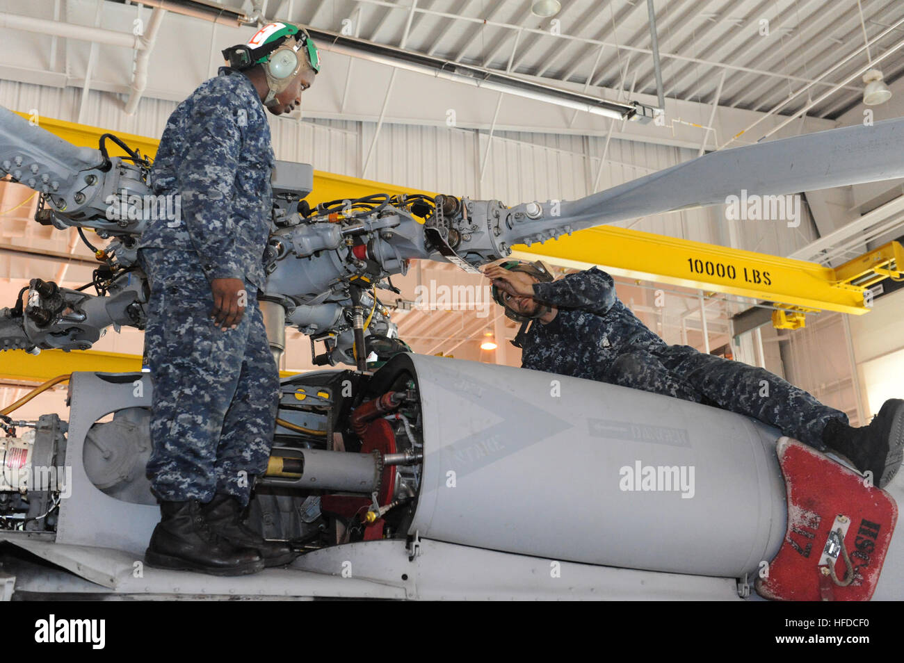 U.S. Navy Aviation Electrician's Mate 2nd Class Vuirou Simmons and Aviation Electrician's Mate 3rd Class Marcus Johnson do maintenance work on an MH-60S Seahawk helicopter with Helicopter Sea Combat Squadron (HSC) 9 at Naval Station Norfolk, Va., where the squadron is based, Jan. 17, 2012. (U.S. Navy photo by Engineman 2nd Class Jason Howard/Released) U.S. Navy Aviation Electrician's Mate 2nd Class Vuirou Simmons and Aviation Electrician's Mate 3rd Class Marcus Johnson do maintenance work on an MH-60S Seahawk helicopter with Helicopter Sea Combat Squadron 120117-N-XB816-009 Stock Photo