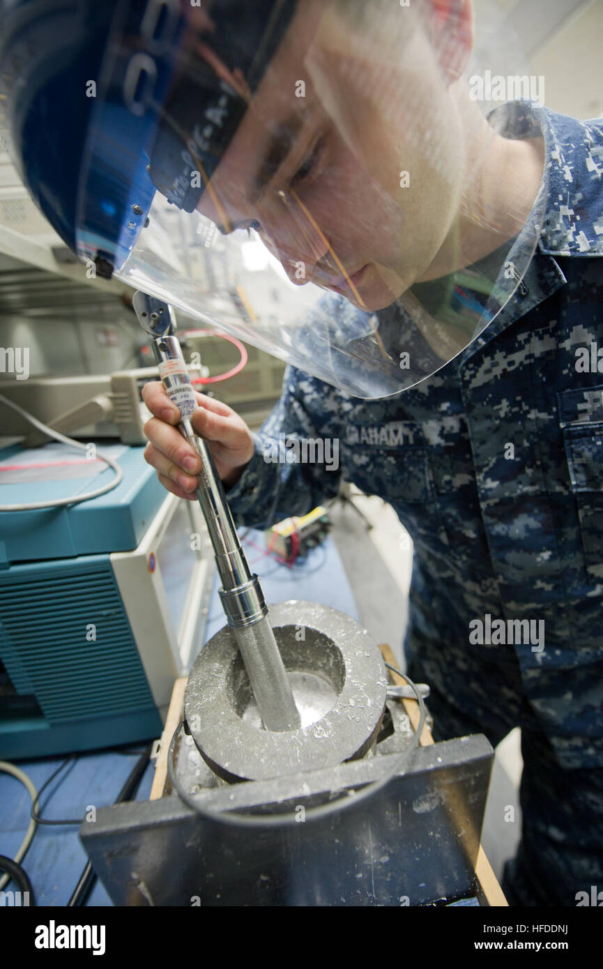 1402018-N-EI558-182 NAVAL AIR FACILITY ATSUGI, Japan (Feb. 18, 2014) – Aviation Electronics Technician Airman Lydon Graham, of Aircraft Intermediate Maintenance Department (AIMD) Atsugi Calibrations Lab, performs a liquid metal torque tool test. During the test, the metal, solid at room temperture, is heated to 500 degrees fahrenheit and creates a solid metal cast of the tool being repaired. (U.S. Navy photo by Mass Communication Specialist 3rd Class Ryan G. Greene/Released) AIMD Atsugi 140218-N-EI558-182 Stock Photo
