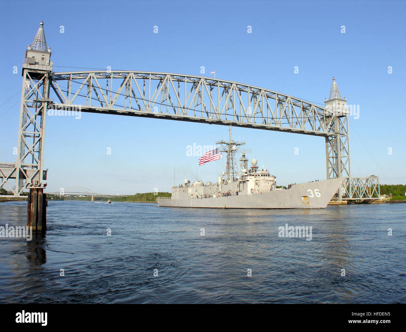 The guided-missile frigate USS Underwood (FFG 36) transited the Cape ...
